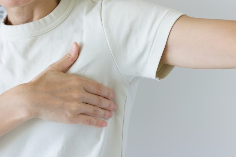 乳がん治療後の痛み・しびれ・違和感はなぜ起こる？考えられる要因とセルフケアのポイント